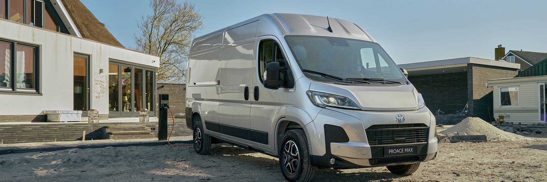 Toyota-Proace-Max-schuivoor-op-terrein