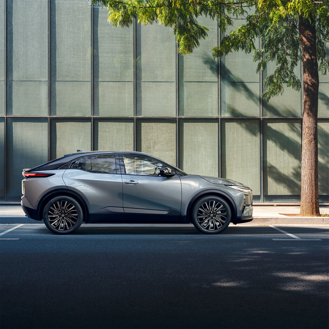 Toyota_C-HR-plus_Spotlight_1280x1280_1