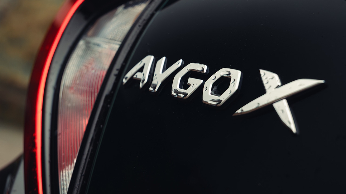 Toyota-Aygo-X-exterieur-embleem-logo-detail-close-up