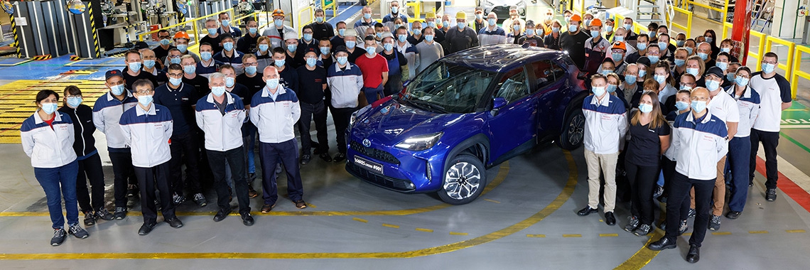 Toyota-Yaris-Cross-exterieur-driekwart-rechts-voor-in-fabriek-groepsfoto-personeel-1140-380.jpg