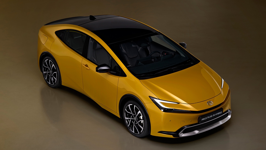Toyota-vijfde-generatie-Prius-Plug-in-Hybrid-exterieur-bovenaf-voorkant-geel.jpg